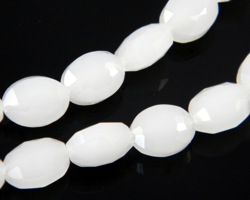 Stiklinis karoliukas facetuotas ovalas baltas alebastras 12x10x7mm