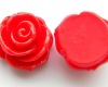 Kabošonas akrilinis “Rožė” su blizgesiu raudonas 23x13 mm
