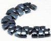 Porcelianinis rank darbo trikampis karoliukas juodas perlamutrinis 20x14x9mm